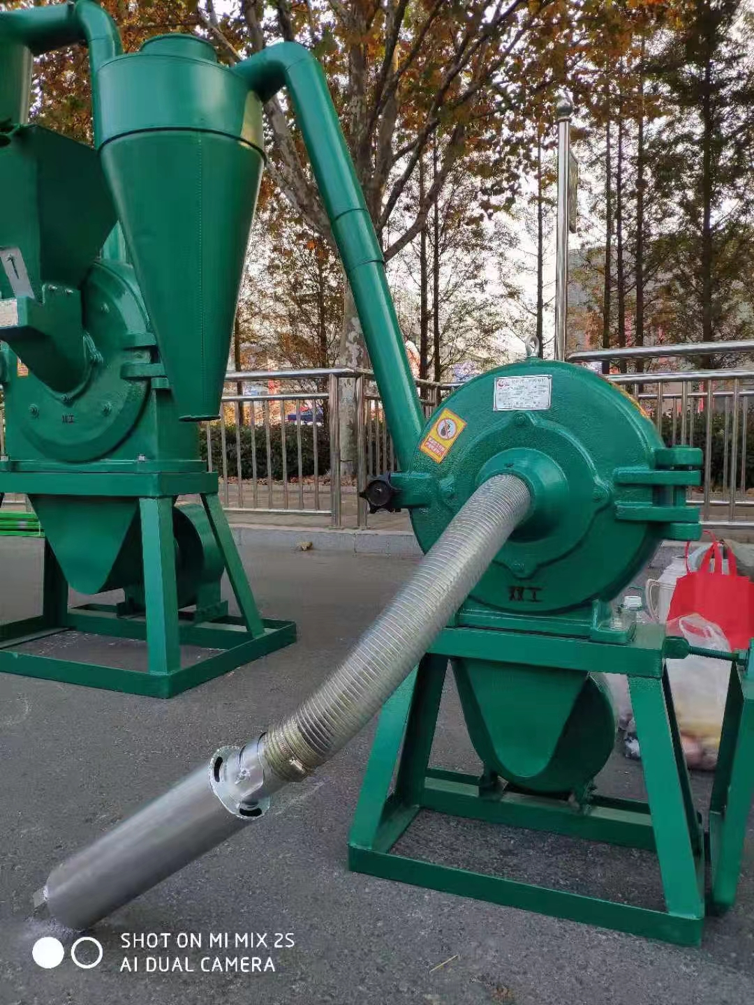 Self suction crusher machine